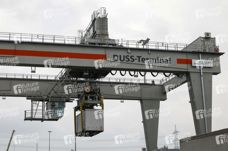 Neue Krananlage im Container-Terminal Köln-Eifeltor