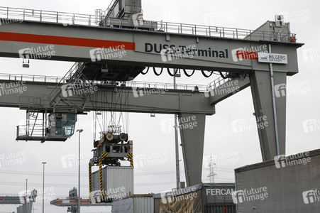 Neue Krananlage im Container-Terminal Köln-Eifeltor