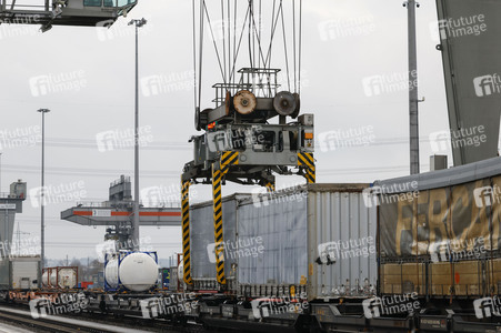 Neue Krananlage im Container-Terminal Köln-Eifeltor