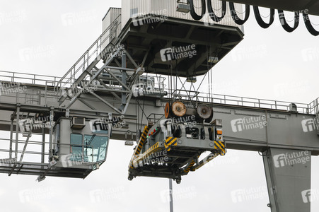 Neue Krananlage im Container-Terminal Köln-Eifeltor