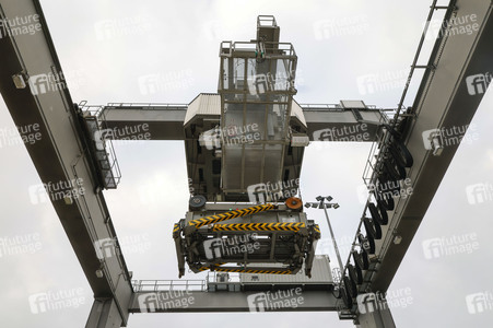 Neue Krananlage im Container-Terminal Köln-Eifeltor