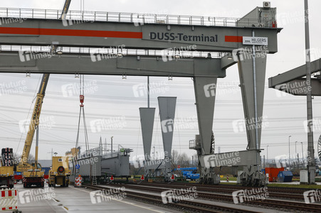 Neue Krananlage im Container-Terminal Köln-Eifeltor