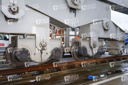 Neue Krananlage im Container-Terminal Köln-Eifeltor