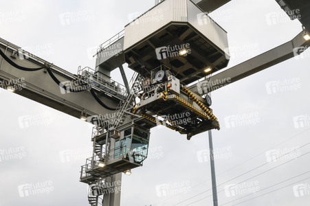 Neue Krananlage im Container-Terminal Köln-Eifeltor