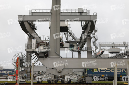 Neue Krananlage im Container-Terminal Köln-Eifeltor