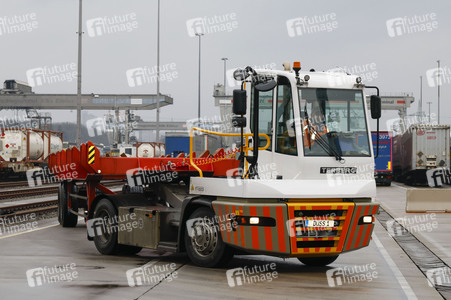 Neue Krananlage im Container-Terminal Köln-Eifeltor
