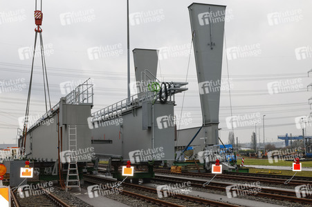 Neue Krananlage im Container-Terminal Köln-Eifeltor