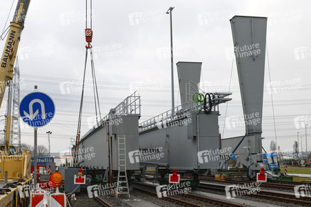 Neue Krananlage im Container-Terminal Köln-Eifeltor