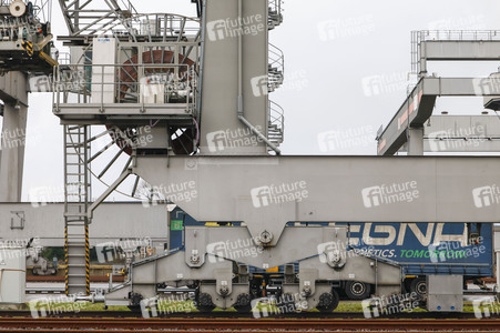 Neue Krananlage im Container-Terminal Köln-Eifeltor