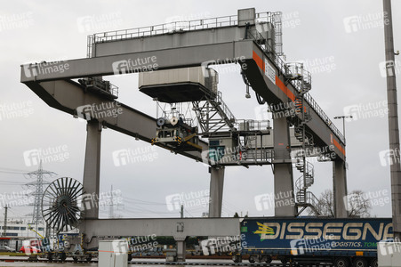 Neue Krananlage im Container-Terminal Köln-Eifeltor