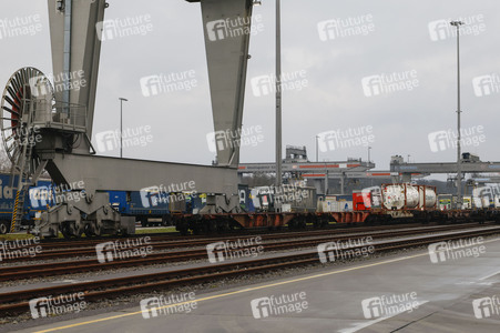Neue Krananlage im Container-Terminal Köln-Eifeltor
