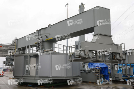 Neue Krananlage im Container-Terminal Köln-Eifeltor