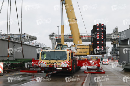 Neue Krananlage im Container-Terminal Köln-Eifeltor