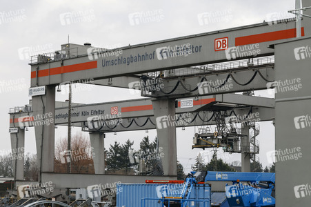 Neue Krananlage im Container-Terminal Köln-Eifeltor