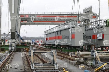 Neue Krananlage im Container-Terminal Köln-Eifeltor