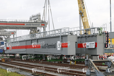 Neue Krananlage im Container-Terminal Köln-Eifeltor