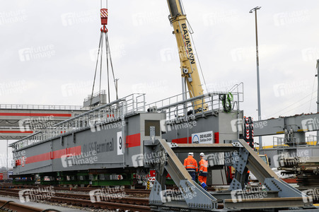 Neue Krananlage im Container-Terminal Köln-Eifeltor