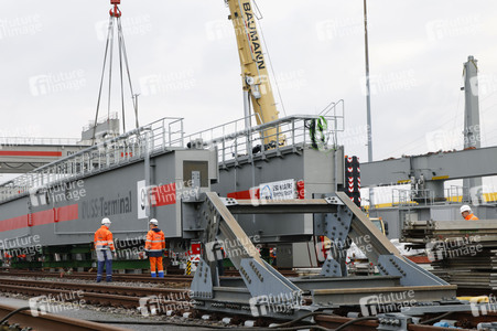 Neue Krananlage im Container-Terminal Köln-Eifeltor