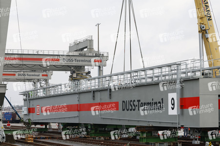 Neue Krananlage im Container-Terminal Köln-Eifeltor