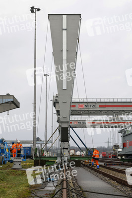 Neue Krananlage im Container-Terminal Köln-Eifeltor