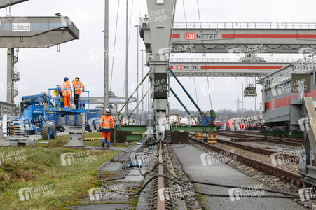 Neue Krananlage im Container-Terminal Köln-Eifeltor