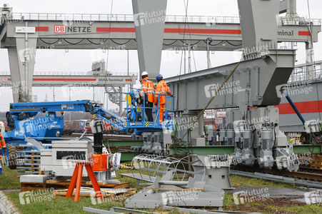 Neue Krananlage im Container-Terminal Köln-Eifeltor
