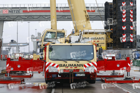 Neue Krananlage im Container-Terminal Köln-Eifeltor