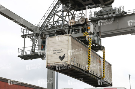 Neue Krananlage im Container-Terminal Köln-Eifeltor