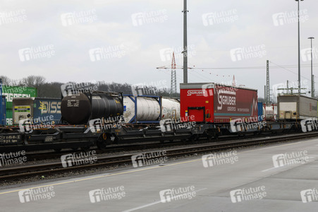 Neue Krananlage im Container-Terminal Köln-Eifeltor