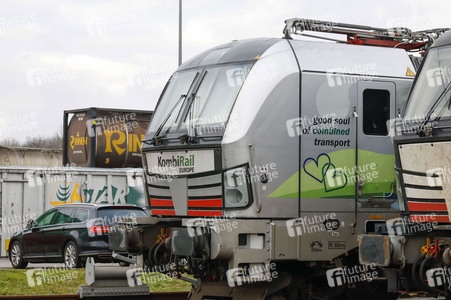 Neue Krananlage im Container-Terminal Köln-Eifeltor