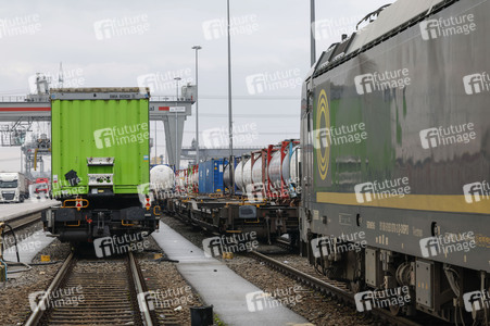 Neue Krananlage im Container-Terminal Köln-Eifeltor