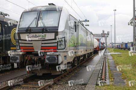 Neue Krananlage im Container-Terminal Köln-Eifeltor