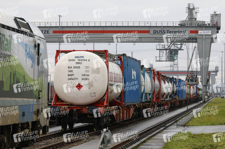 Neue Krananlage im Container-Terminal Köln-Eifeltor