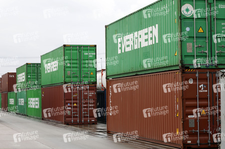 Neue Krananlage im Container-Terminal Köln-Eifeltor