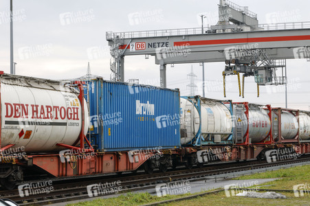 Neue Krananlage im Container-Terminal Köln-Eifeltor