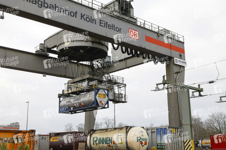 Neue Krananlage im Container-Terminal Köln-Eifeltor