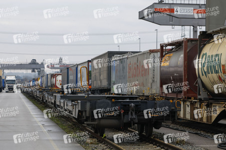 Neue Krananlage im Container-Terminal Köln-Eifeltor