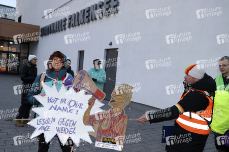 Demo gegen das Verbot für das Hissen der Regenbogenflagge in Falkensee