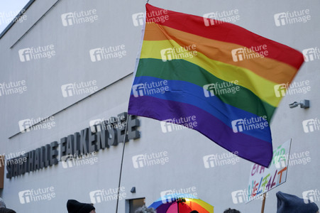Demo gegen das Verbot für das Hissen der Regenbogenflagge in Falkensee
