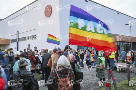 Demo gegen das Verbot für das Hissen der Regenbogenflagge in Falkensee