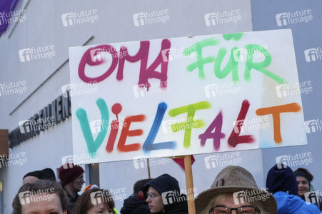 Demo gegen das Verbot für das Hissen der Regenbogenflagge in Falkensee