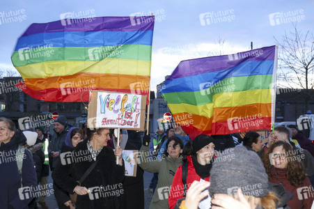 Demo gegen das Verbot für das Hissen der Regenbogenflagge in Falkensee