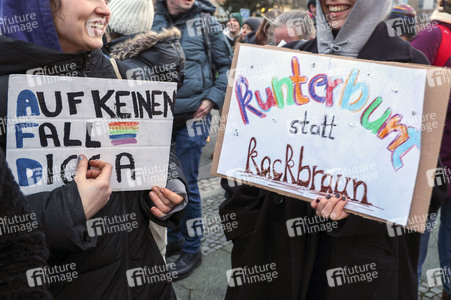 Demo gegen das Verbot für das Hissen der Regenbogenflagge in Falkensee