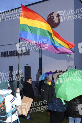 Demo gegen das Verbot für das Hissen der Regenbogenflagge in Falkensee