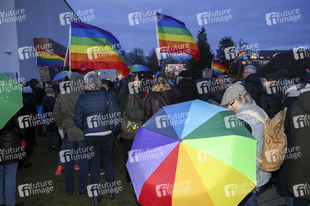 Demo gegen das Verbot für das Hissen der Regenbogenflagge in Falkensee