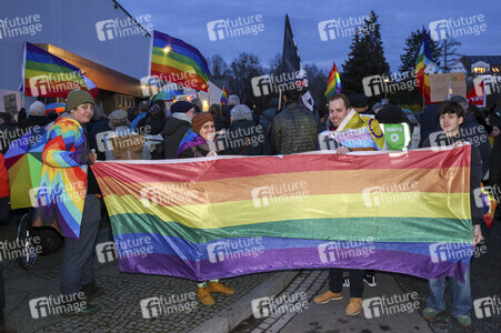 Demo gegen das Verbot für das Hissen der Regenbogenflagge in Falkensee