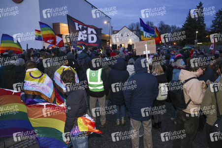 Demo gegen das Verbot für das Hissen der Regenbogenflagge in Falkensee