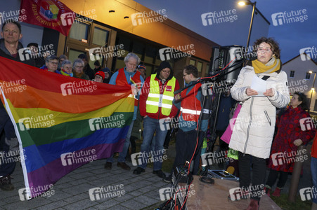 Demo gegen das Verbot für das Hissen der Regenbogenflagge in Falkensee