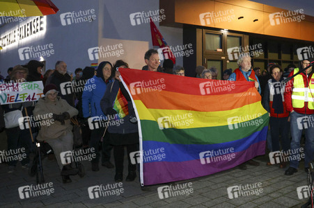 Demo gegen das Verbot für das Hissen der Regenbogenflagge in Falkensee