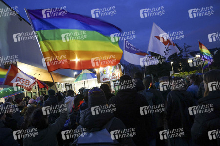 Demo gegen das Verbot für das Hissen der Regenbogenflagge in Falkensee